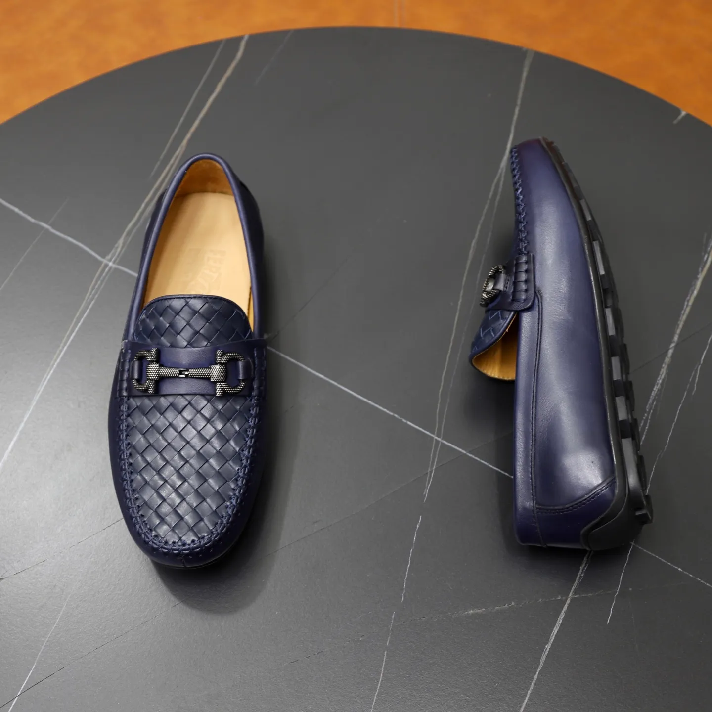 Men's shoes 💰480💰🙅‍♂️🙅‍♂️🙅‍♂️Niuli Brand: Ferragamo Standard code: Men's code 38/44 (45 customized) Grade: Same style as the official website Material: Original imported cowhide leather lining Original wear-resistant lightweight outsole Style category: Men's casual slip-on shoes Doudou shoes Noble luxury brand elements, top luxury color: actual picture color